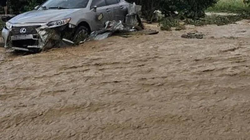 В Кыргызстане из-за дождя и селя затопило рынок города Ош и несколько сел