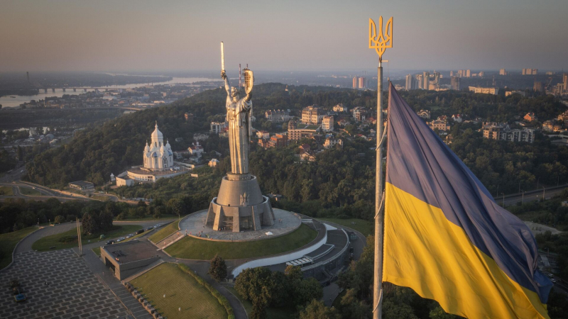 В Киеве на фоне воздушной тревоги прогремели взрывы, сообщили СМИ