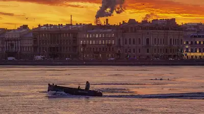 В Петербурге катер столкнулся с крейсером "Аврора"