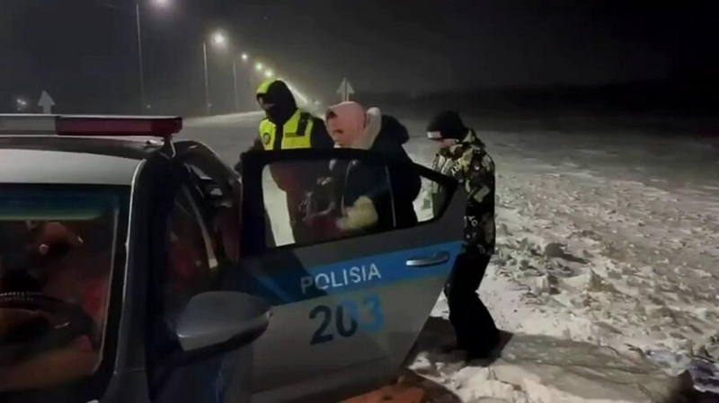 Спасли 46 человек, в том числе иностранцев, из неисправного автобуса на западе Казахстана